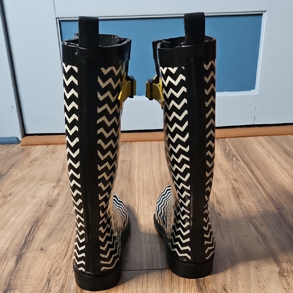 Capelli Stylish Women's Chevron Rain Boots - Black and Yellow - Picture 11 of 15